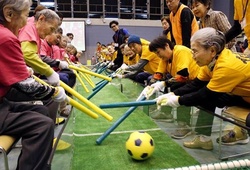 Bóng Que - Môn thể thao "siêu dị" dành cho người già tại Nhật Bản
