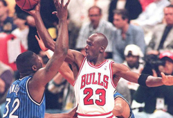 Nghe Shaquille O'Neal chia sẻ về bài học trong lần đầu đối mặt với Michael Jordan