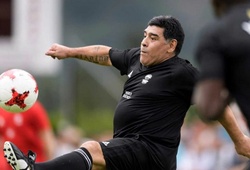Huyền thoại Maradona trổ tài sút phạt siêu việt trên sân tập