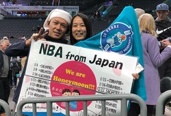 Cặp đôi Nhật Bản bất ngờ thành thần may mắn tại NBA khi đến xem đội nào là đội đó thắng