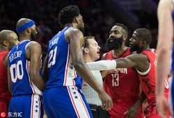 Joel Embiid hủy diệt Houston Rockets, chẳng hiểu sao James Harden vẫn ghi được 37 điểm