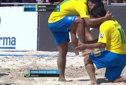 Ronaldinho phô diễn kỹ năng bóng đá bãi biển cực ngầu