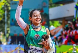 Cô gái Thái bế chó lạc chạy hơn 30km để hoàn thành marathon