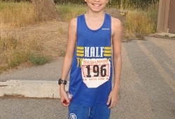 Thiếu niên 17 tuổi lập kỷ lục chạy 100 marathon khiến người lớn mắt tròn mắt dẹt