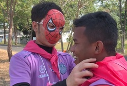 Xuân Trường hóa "Người Nhện" trong trò chơi vui nhộn tại Buriram Utd