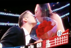 Hoạt náo viên Detroit Pistons xúc động sau màn nhảy cầu hôn đầy ấn tượng ngay giữa trận đấu