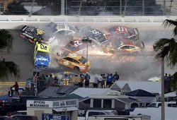 Daytona 500 hú hồn với vụ đụng xe khổng lồ