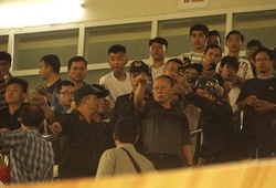 HLV Park Hang Seo được CSCĐ hộ tống để gặp Bùi Tiến Dũng và Hà Đức Chinh