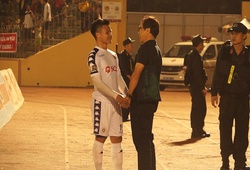 Quang Hải được "phó tướng" HLV Park Hang Seo âu yếm trong ngày Hà Nội thắng trận