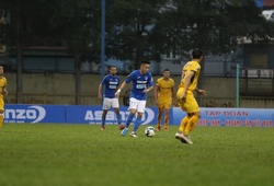 Trận hoà không bàn thắng giữa Than Quảng Ninh và SLNA bởi mặt sân xấu