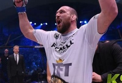 MMA Ba Lan: Dở khóc dở cười võ sĩ "lộ mông" trước mặt hàng chục ngàn khán giả