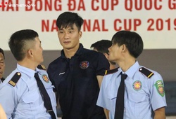 Văn Hoàng bị bảo vệ "hỏi thăm" trong ngày Sài Gòn FC thiết lập kỷ lục