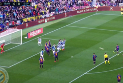 Messi sút phạt độc đáo kiểu Panenka giúp Barca thắng derby Catalan