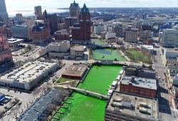 Thành phố Milwaukee chơi lớn nhuộm màu cả con sông ăn mừng thành tích của Bucks