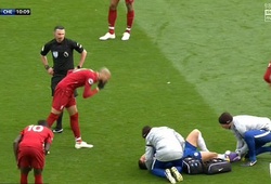 Fabinho dính nghi án hỉ mũi vào Hazard ở trận Liverpool thắng Chelsea