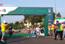 TRỰC TIẾP Mekong Delta Marathon 2019: Lê Tấn Hi kiệt sức rút đích, vô địch 42km ấn tượng