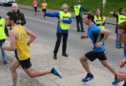 Thủ tướng Anh làm tình nguyện viên giải chạy, bao giờ nguyên thủ khác học theo?
