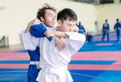 Isaac vào vai vận động viên Judo khiếm thị trong bản Việt của "Anh trai vô số tội"