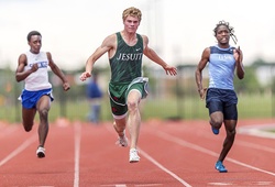 Chàng sinh viên 18 tuổi ‘Tia chớp trắng’ chạy 100m gần nhanh bằng Usain Bolt