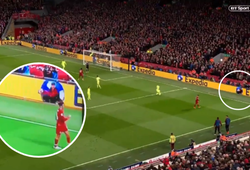 Mourinho chê các cậu bé nhặt bóng ở MU khi chứng kiến “người hùng nhặt bóng” của Liverpool