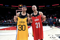 Stephen Curry chia sẻ thật lòng về cảm giác "sai sai" khi đối đầu với em trai Seth Curry tại NBA Playoffs
