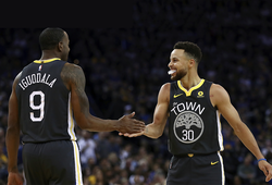 Andre Iguodala gây lo lắng vì chấn thương, nhưng Stephen Curry lại chẳng thèm đoái hoài