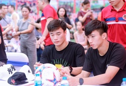 Tuyển thủ Việt Nam góp phần "nuôi dưỡng" ước mơ chơi bóng cho trẻ em trong lễ khai giảng của trung tâm H.Y.S