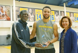 Không chỉ gánh team tại NBA Finals, Stephen Curry mới đây còn nhận được giải thưởng danh giá