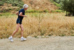 Người đàn ông chạy không nghỉ ngày nào trong vòng… 50 năm