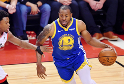 Với Andre Iguodala, bảo vệ di sản cho Stephen Curry chính là lý do để anh chấp nhận nén đau chiến đấu