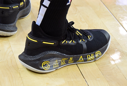 Stephen Curry gửi món quà cuối cùng cho Oakland với 30 đôi giày siêu đặc biệt