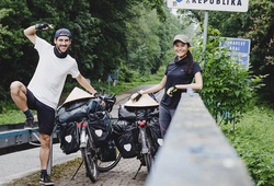 Cô gái Việt cùng chồng đạp xe 16.000km từ Pháp về quê hương gây quỹ xây trường cho trẻ em nghèo