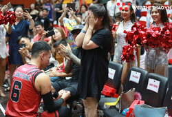 Trương Hoàng Trung cầu hôn bạn gái giữa trận đấu, kỷ niệm 8 năm yêu nhau đầy ngọt ngào