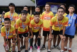 Đội bóng nhí Thái Lan chạy marathon kỷ niệm một năm ngày mắc kẹt trong hang