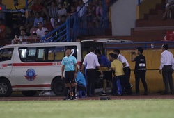 Ngoại binh Khánh Hòa nhập viện cấp cứu ngay trong trận đấu với Hà Nội FC