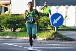 Nữ vận động viên Vanuatu vô địch chạy 21km Pacific Games khi chỉ đi tất