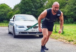 Cựu lính thủy Hoàng gia Anh chạy marathon kéo theo xe ô tô gần 2 tấn