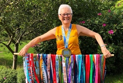 Đáng nể bà lão 66 tuổi chạy 100 marathon trong 5 năm