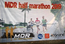 Rộn ràng giải chạy bán marathon ngay trong đêm Trung thu ở Hà Nội