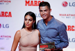 Ronaldo thích “yêu" bạn gái hơn lập siêu phẩm trên sân cỏ