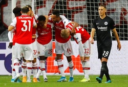 Arsenal hoàn thành kỳ tích lịch sử trong chiến thắng trước Frankfurt