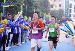 Hai nhà vô địch 21km Revive Marathon Xuyên Việt bị “chiếm sóng” khi về đích