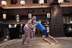 Djokovic trải nghiệm với sumo và kiểm tra vai ở Japan Open