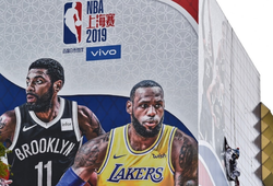 Banner trận đấu giữa Nets và Lakers đã bị tháo dỡ hoàn toàn