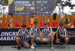 Phong cách lấy bib chất ngầu của dân chạy ở Longbien Marathon 2019