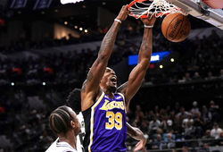 LeBron James đạt triple-double, nhưng Dwight Howard mới là ngôi sao sáng của LA Lakers