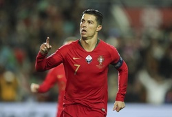 Ronaldo còn cách kỷ lục 11 bàn với hat-trick cho Bồ Đào Nha