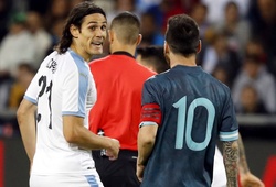 Messi đụng độ với Cavani trước khi ghi bàn thứ 70 cho Argentina