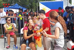 Cô giáo Việt nhận quà bất ngờ từ gia đình học trò khi thi đấu ở SEA Games 30