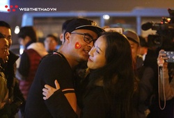 Màn cầu hôn lãng mạn giữa hàng ngàn CĐV chờ đón U22 Việt Nam